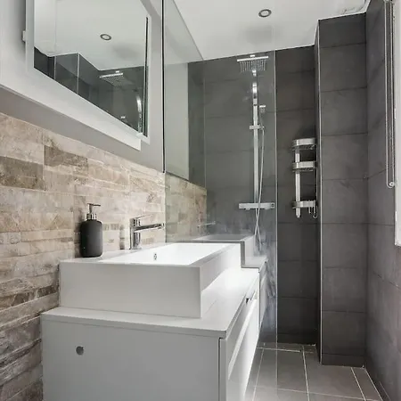 9-minute Walk From La Defense - 1 Bedroom